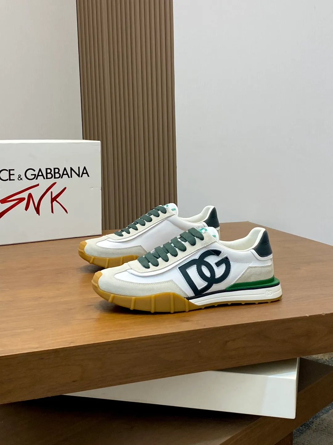 💰800 Dolce&Gabbana/Dolce & Gabbana men’s new casual sports shoes This sneaker is made of multiple materials. The nylon fabric upper is integrated with glossy leather, suede leather and rubber elements, and is decorated with reflective details. It has a silk-screen logo and a dual design of thick round and flat laces. It has a square toe, rubber foam midsole and gear pattern rubber composite sole decorated with the iconic "DG" logo. The shoe body is decorated with three-dimensional labels with the brand logo in many places. The style is fashionable and elegant, and the unique design is presented in a dazzling and modern new language. The fabric towel lining is paired with logo cowhide feet for a stylish and stylish look! Comes with a full set of packaging! Size: 39-40-41-42-43-44 leather shoe size (38/45 can be customized but does not support returns)